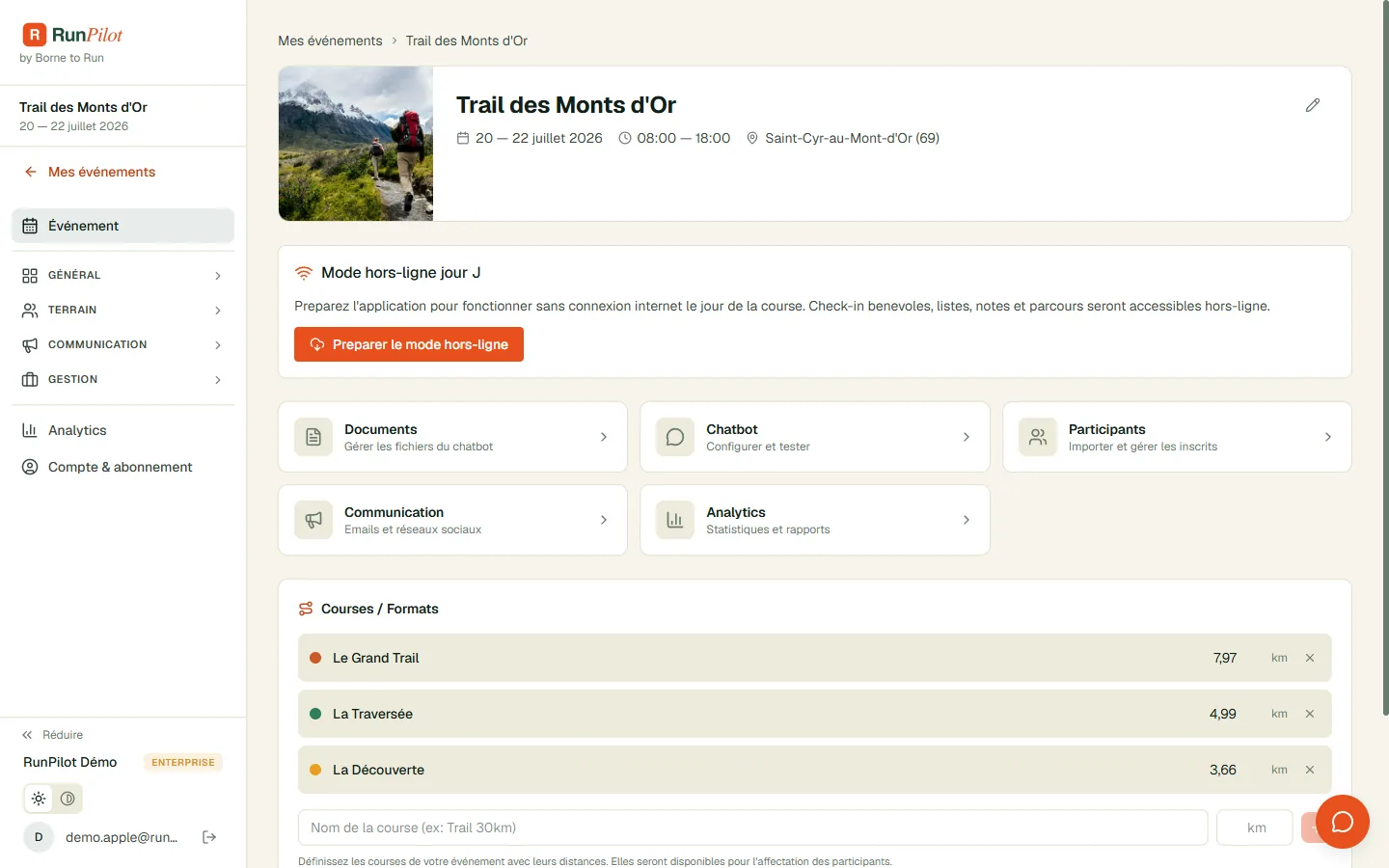 Vue d'ensemble de l'événement « Trail des Monts d'Or » dans le dashboard RunPilot : sa fiche avec dates, horaires et lieu, l'encart Mode hors-ligne jour J, cinq tuiles d'accès aux modules et la liste des courses avec leurs distances.